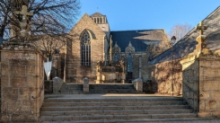 Plougastel-Daoulas-Rue_de_la_Mairie-Vue_sur_le_calvaire_et_l'église_Saint-Pierre