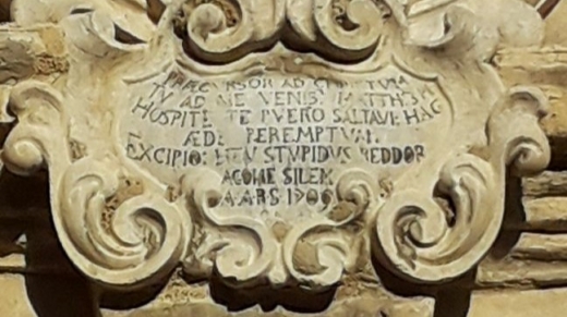 Epigrafe della Chiesa di San Giovanni Battista di Ciminna ad opera di Paolo Amato.